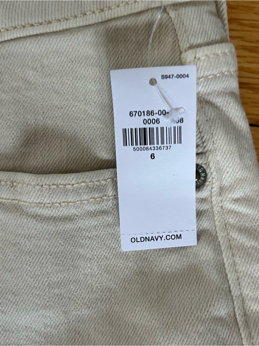 Old Navy Cream Size 6 Mid-Rise Ecru-Wash Jean Shorts - Picture 3 of 3